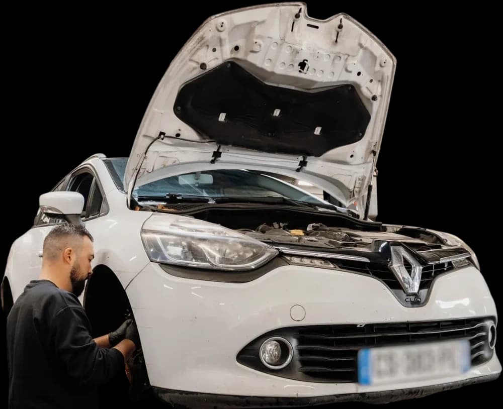 Mécanicien BH Atelier intervenant sur une voiture capot ouvert